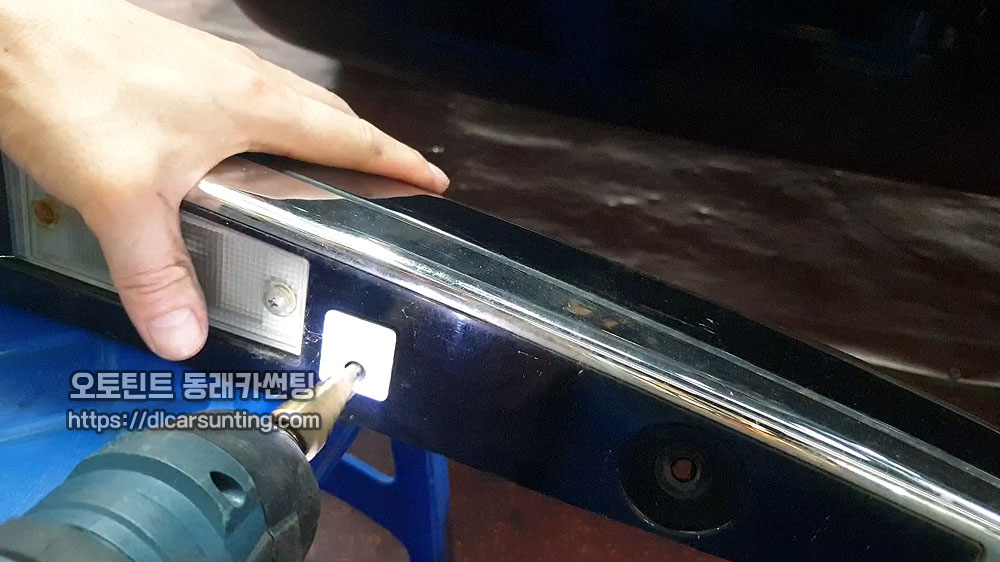 그랜드 카니발 후방카메라 가니쉬 타공
